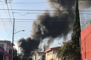 Incendio consumió bodega de empresa de plásticos en Lomas de Castillotla