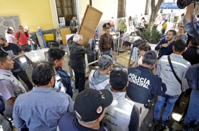 Ambulantes se pelean por el callejón junto a El Carolino