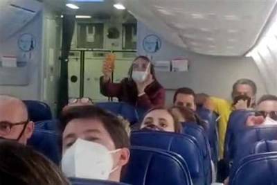 Pasajeros insultan a AMLO en vuelo comercial