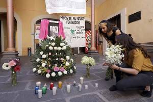 Universitarias poblanas rinden a homenaje a Ingrid Escamilla