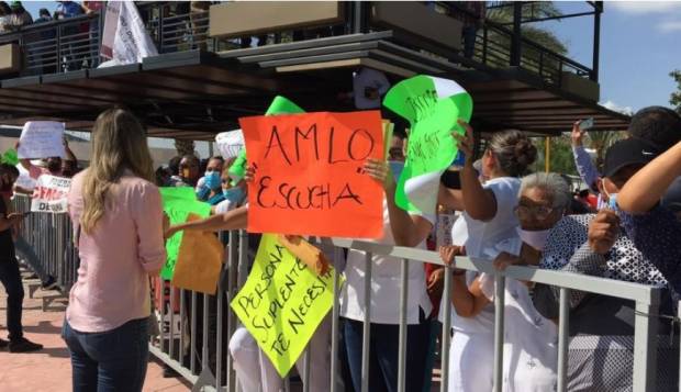 Manifestantes dan “portazo” en evento de AMLO en Durango