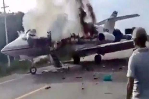 Narcoavión se incendia en carretera de Quintana Roo