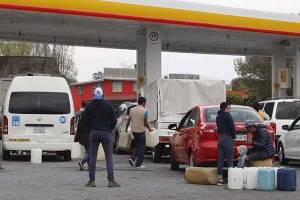 Ante desabasto en la CDMX, automovilistas viajan a Puebla para cargar gasolina