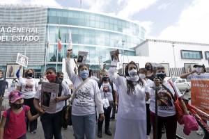 VIDEO / FOTOS: Familiares y amigos de desaparecidos en Puebla se manifiestan en la FGE