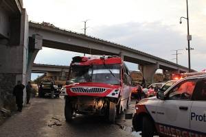 Volcó transporte público en el Periférico de Puebla; hay al menos 16 heridos