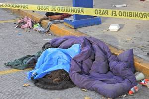 Hallan sin vida a mujer indigente afuera de hospital de San Pablo Xochimehuacán
