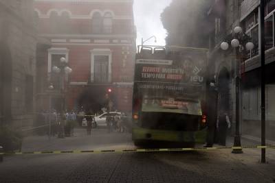 Falla mecánica provocó incendio de turibus en el centro de Puebla