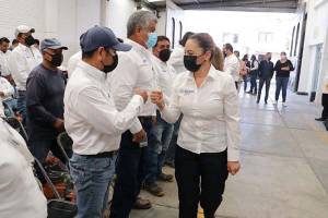 Paola Angon entrega equipo de seguridad a personal del Sistema de Agua de San Pedro Cholula