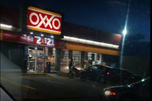 Amagan a cajera de Oxxo en Romero Vargas con supuestos explosivos