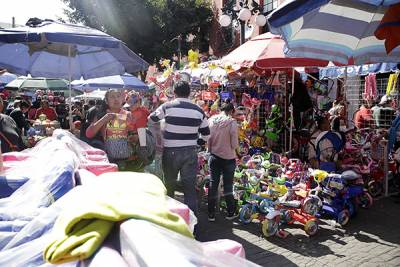 Comerciantes reprochan que Ayuntamiento otorgue permisos para ambulantes en época decembrina