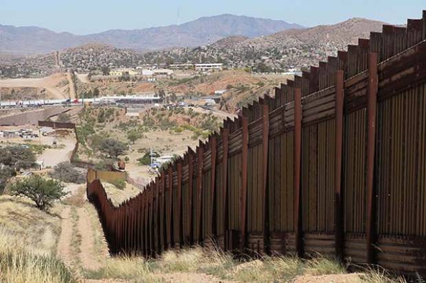 Ebrard descarta cierre completo de frontera con Estados Unidos