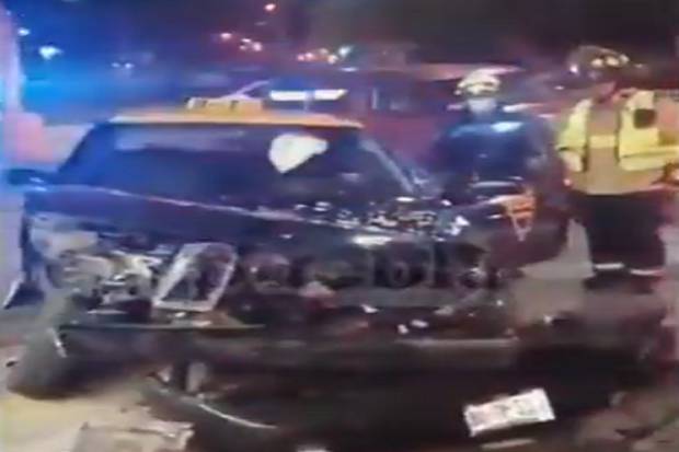 Ebrio embiste dos taxis en Plaza Dorada; una persona herida