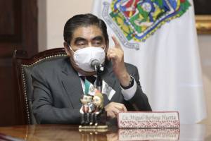Puebla no es aldea, espeta Barbosa a grupos nacionales que reparten candidaturas