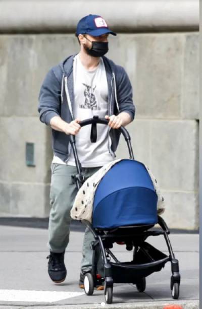 Daniel Radcliffe ya pasea con su hijo por Nueva York