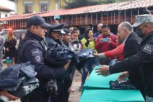 Alcalde de Zacatlán entrega armamento y uniformes a elementos de seguridad pública