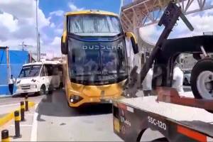 VIDEO: Camión de Tigres colisiona con transporte público en Puebla