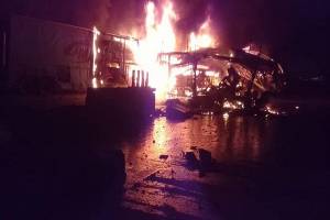 Nodriza y camión se incendiaron tras colisión en la autopista México-Puebla