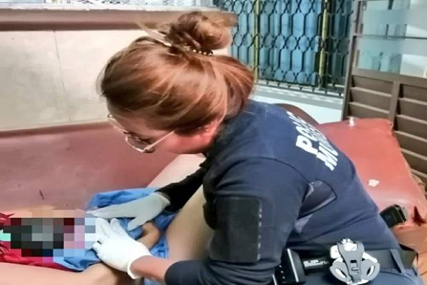 Mujer policía de SSC Puebla asiste a mujer que dio a luz en Amalucan