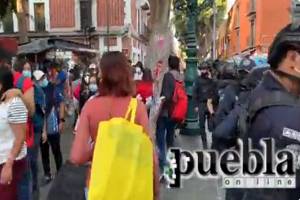 VIDEO: Retiran del centro de Puebla a ambulantes que vendían juguetes