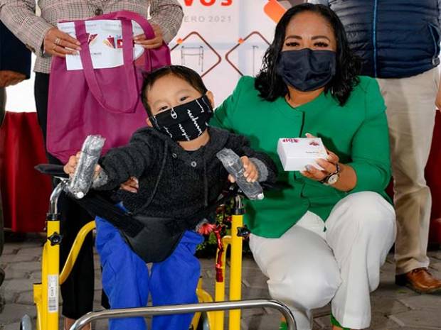 Cuautlancingo: Lupita Daniel entrega aparatos ortopédicos y auditivos