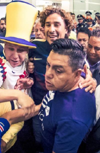 Memo Ochoa recibido como héroe en su regreso al América