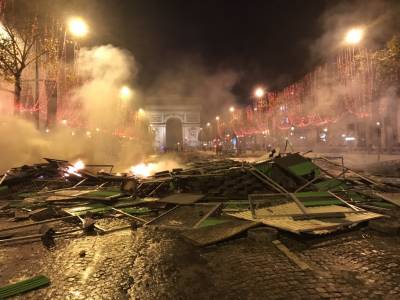Gasolinazo en Francia genera protestas; manifestantes son gaseados y “bañados” por la policía