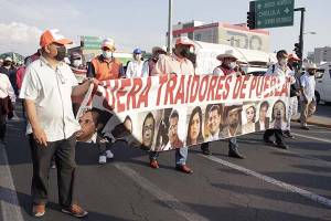 Militantes y consejeros de Morena Puebla marchan contra imposición en candidaturas