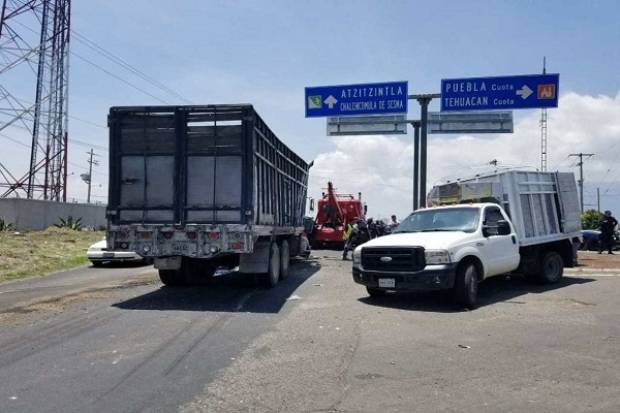 Doce indocumentados lesionados en colisión de camión en la autopista Puebla-Orizaba