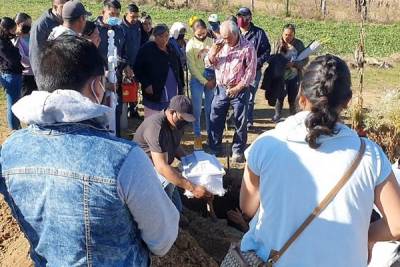 Sepultan al bebé Lázaro en Tlatlauquitepec; padres exigen justicia e indemnización del IMSS