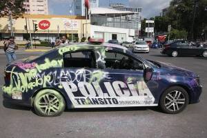 FOTOS. Mujeres en protesta pintan fachada de FGE y destruyen patrulla en Puebla