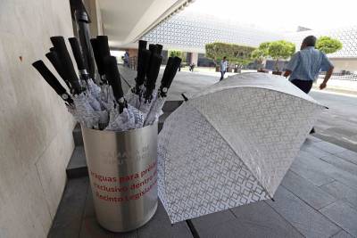 Diputados gastaron 264 mil pesos en paraguas para patio de San Lázaro