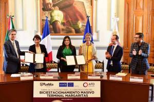 Puebla tendrá biciestacionamiento masivo; Claudia Rivera firma convenio con la Agencia Francesa de Desarrollo