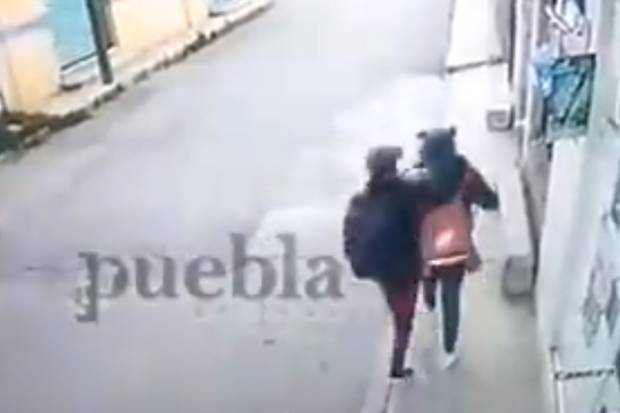 VIDEO: Cobarde sujeto sorprende a una joven y la asalta en Amozoc