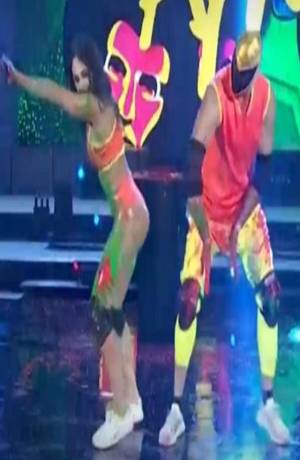 VIDEO: Tinieblas Jr propina nalgada a Maky González en concurso de baile