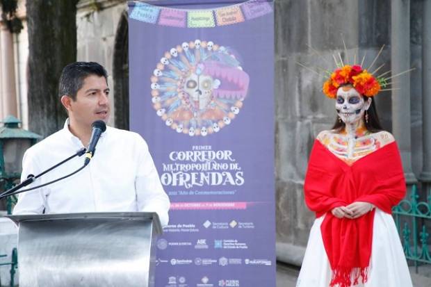 Más de 300 mil visitantes acudirán a panteones en Puebla por Día de Muertos