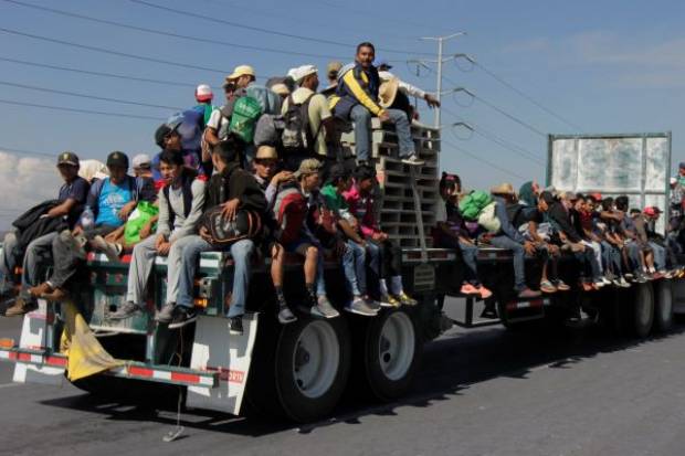 AMLO ofrece 4 mil empleos a caravana migrante