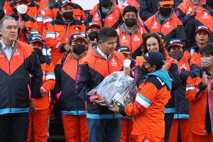 Eduardo Rivera entrega uniformes a trabajadores de limpia