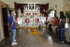 Con sana distancia y sin visitantes colocan altares en Huaquechula