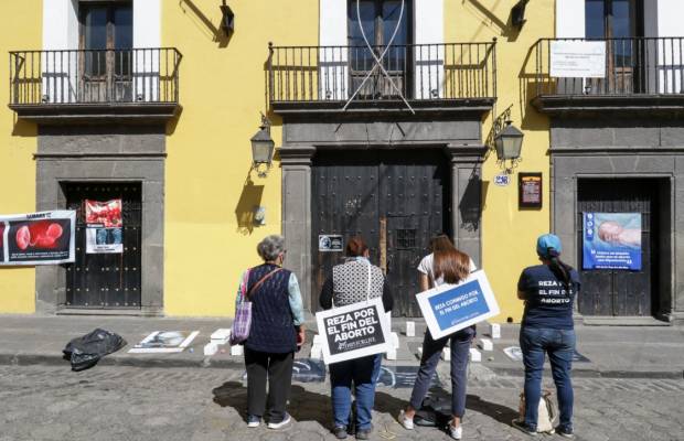 Activistas contra el aborto rezan en sede alterna del Congreso de Puebla