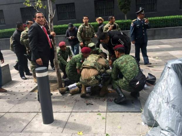 Se accidenta paracaidista de la Marina en desfile de la CDMX