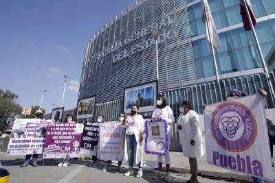 FOTOS: Colectivos contra violencia vicaria se manifiestan en la Fiscalía de Puebla