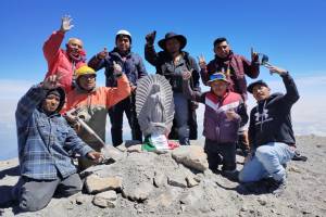 VIDEOS: Alpinistas de Serdán colocan virgen de Guadalupe en el Pico de Orizaba