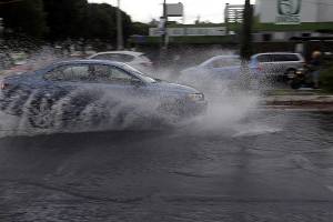Lluvia dejó calles de Puebla bajo el agua