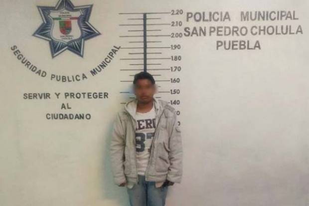Policías municipales de San Pedro Cholula aseguran a hombre que viajaba en auto con reporte de robo