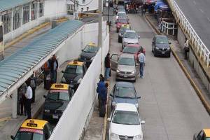 “La zona está muy caliente”; se agudiza conflicto entre taxis y Uber en la CAPU
