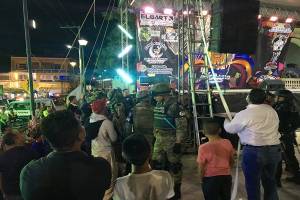 Hombre intentó suicidarse arrojándose de un escenario de feria en Acatlán