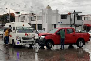 Deja 13 lesionados colisión entre Ruta M1 y camioneta en San Manuel