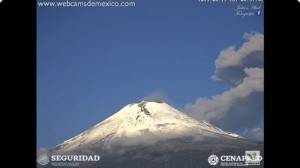 Popocatépetl registró explosión con material incandescente la madrugada del jueves