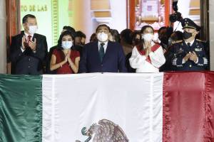 Sin público y con reconocimiento a personal de salud, así fue el Grito en Puebla