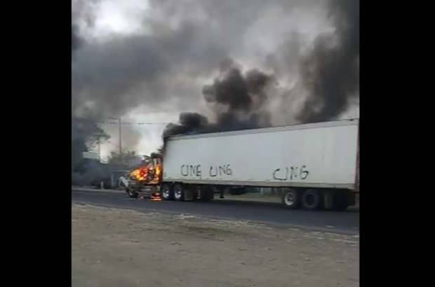 CJNG bloquea con tráilers incendiados la carretera Córdoba-Veracruz y ataca comandancia